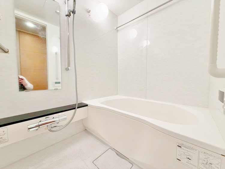 風呂 一日の疲れを癒すバスルームは、心地よいリラックスを叶える清潔感溢れる空間です。