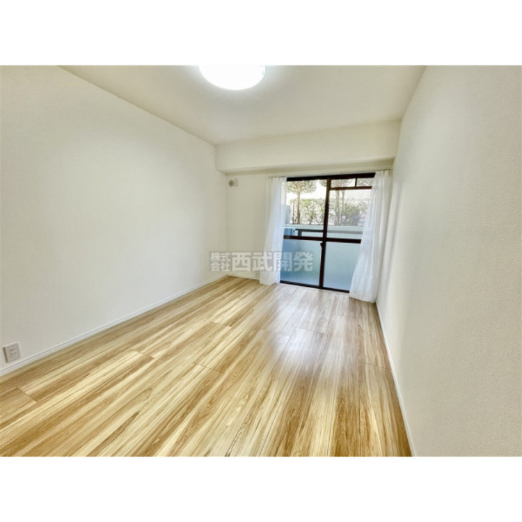 内装 洋室は日当り・通風ともに良好です。明るい部屋はそれだけで気分が晴れやかになりますね。