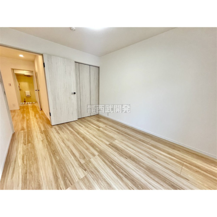 内装 洋服などをすべて収納して室内空間は広々快適