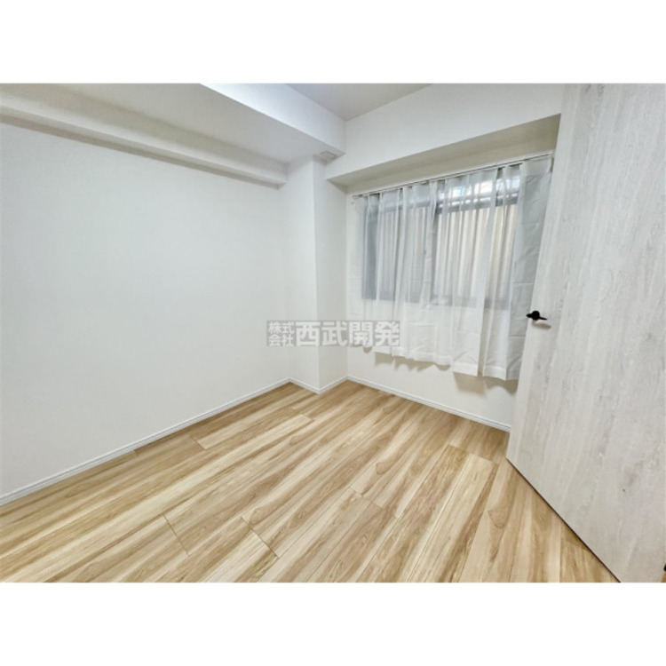 内装 明かり取りの窓が一つあるだけでお部屋の印象がぐっと変わります。