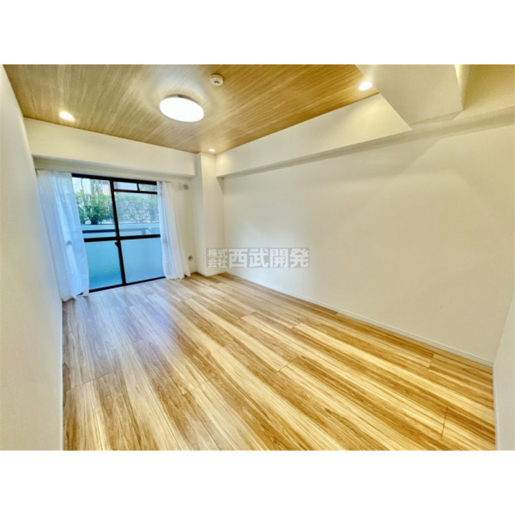 居間 リビングには太陽の光が射し込みます。家族が集まる場所だからこそ、明るい空間作りがかかせません。