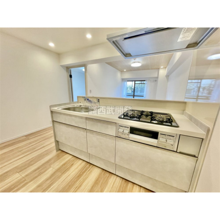 キッチン カウンター越しに生まれる家族のコミュニケーション。