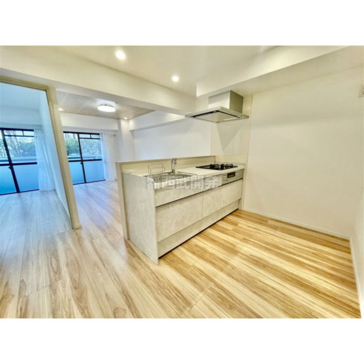 キッチン 空間の広がりを演出するオープン式対面キッチンです。視界を遮らないのでゆとりの空間が生まれます。