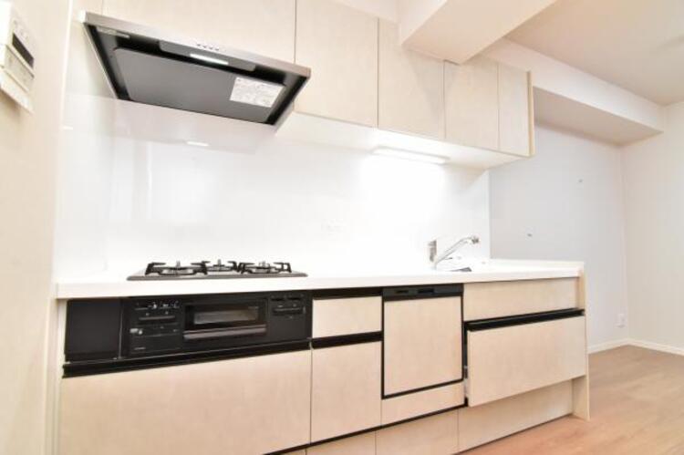 設備 独立キッチン　キッチンは、お料理に専念できる独立タイプを採用。リビングから見えづらいため、急な来客時でも慌てて片付ける必要がありません。ニオイや水はね音がリビングに届きにくいメリットも。