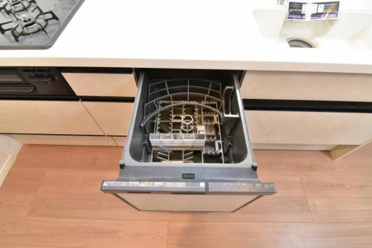 設備 食器洗浄乾燥機　食器の後片付けに便利な食器洗浄乾燥機を標準装備。ビルトインタイプなので見た目もスッキリ、特に共働き世帯のご家族には必須品です。
