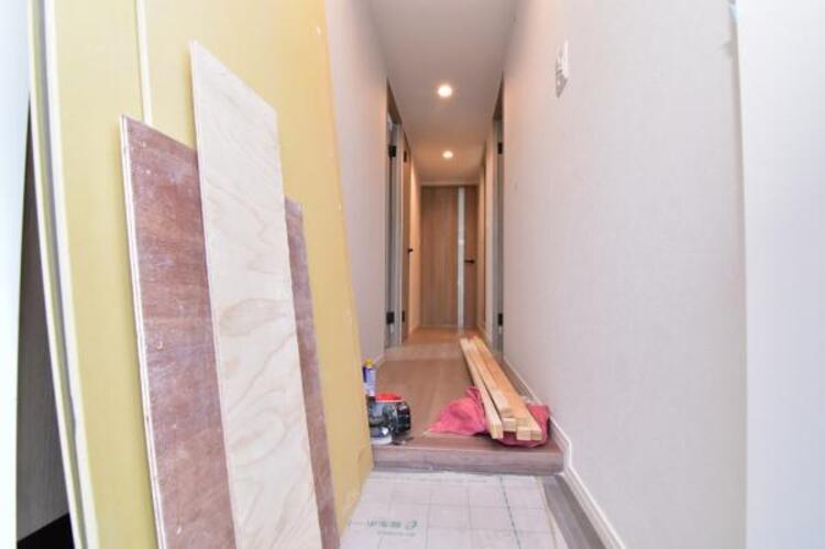 その他 一日の始まりと終わりはこちらの玄関から。今後ご家族の「行ってきます」「ただいま」が行き交う空間となるでしょう。 