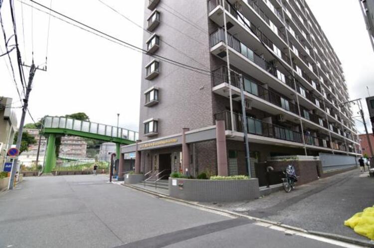 その他 近くにはお買い物に便利なコンビニやスーパーがそろっていて、生活しやすい環境になっています。  