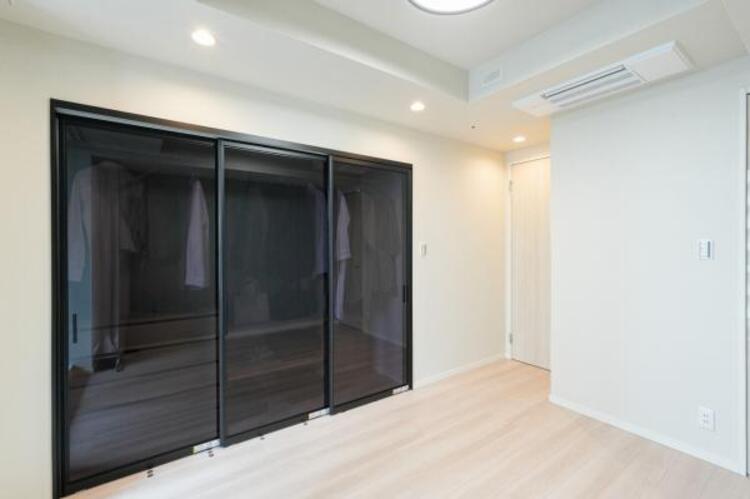 内装 クローゼットは棚やハンガーパイプが付いており、スーツや上着などが収納可能です。ゴルフバッグやスノーボードなど趣味のお荷物も十分収納が可能です。日常で使わないものや食料のストックも可能です。
