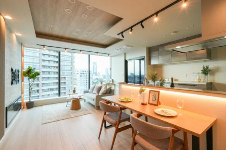 居間 ソファーやダイニングテーブルを置いてもゆとりあるＬＤＫ。家族みなさんで寛げる空間をぜひ現地で体感してみてください。