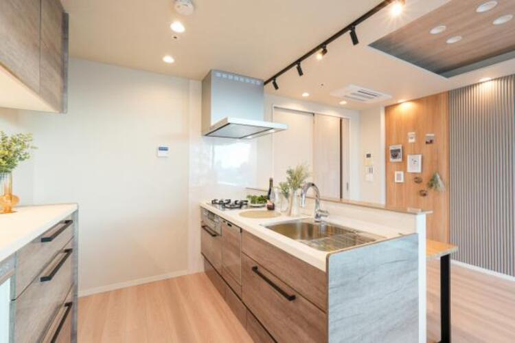 キッチン リビング全体が見渡せる対面式システムキッチン。お子様達がいつもママのそばにいられる安心感も生まれます。食事の用意をしながら家族との会話も弾み笑顔溢れる空間です。