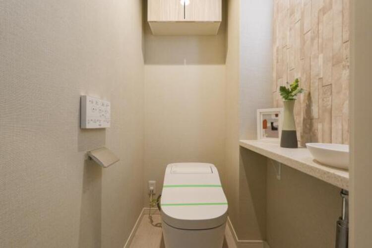 トイレ 清潔感をモチーフにしており広々とした空間を実現しております。ゆったりとした空間を実現し圧迫感は少なくなっています。