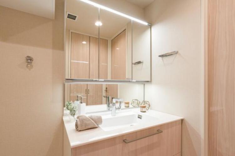 洗面 一日の始まりと終わりは洗面化粧台から。清潔感と機能性を備えたパウダールームです。