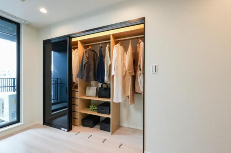 収納 クローゼットには枕棚とハンガーパイプが備えられているので、大切なお洋服にしわを付けずにそのまましまうことが出来ます。思い出のお洋服は思い出と一緒に大切に保管しましょう。