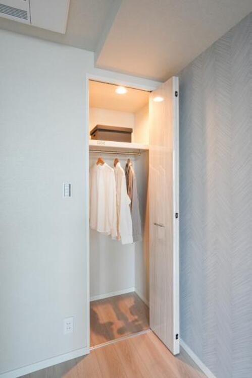 収納 大きな収納は、ベビーカーを入れるも良し、お子様の汚れたおもちゃをしまうも良し、パパのゴルフバッグを置くも良し、ママの靴を置いてもまだまだ余裕たっぷりです