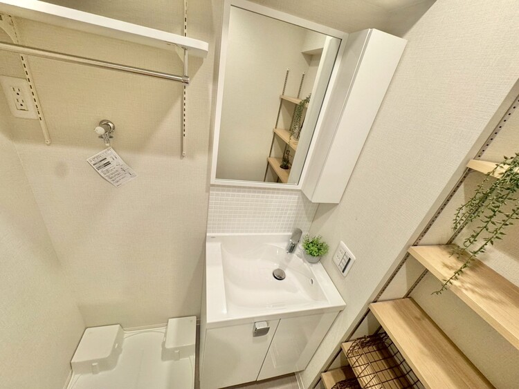 その他 清潔感を感じられる洗面化粧台。