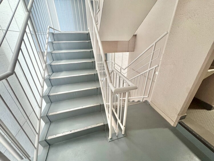 その他 共用部の階段です。明るく清潔に管理されています。