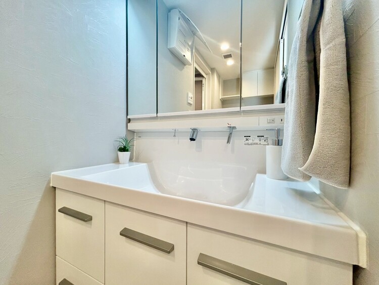 その他 清潔感を感じられる洗面化粧台。