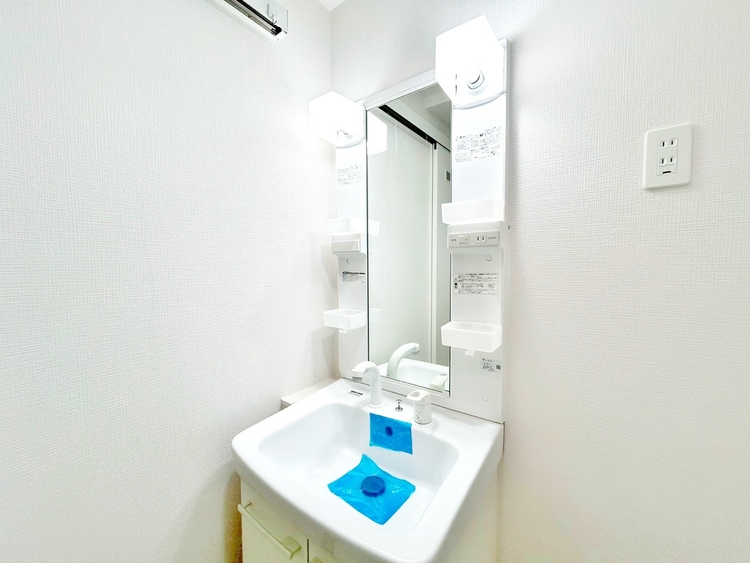 その他 清潔感を感じられる洗面化粧台。