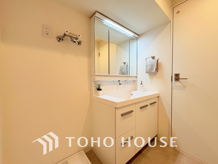 洗面 新規設置の洗面化粧台。収納豊富で使い勝手の良い3面鏡です