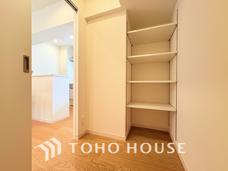 収納 便利なパントリー付き、片付けにくいキッチン周りも安心の収納スペース