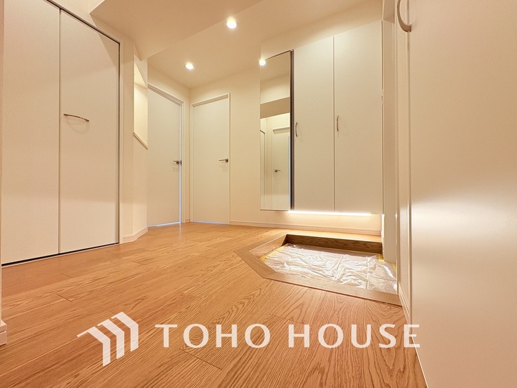 玄関 飾り過ぎないシンプルな内装の玄関