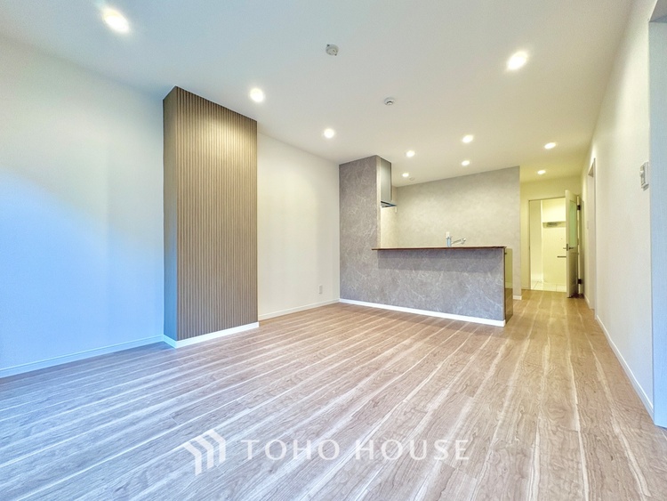 内装 ここにはみんなが集い、食事と楽しい会話が始まる。話に夢中になりすぎて、ついつい時を忘れ夜半過ぎになってしまう。そんな束の間の幸せを感じさせてくれる場所でありたい。