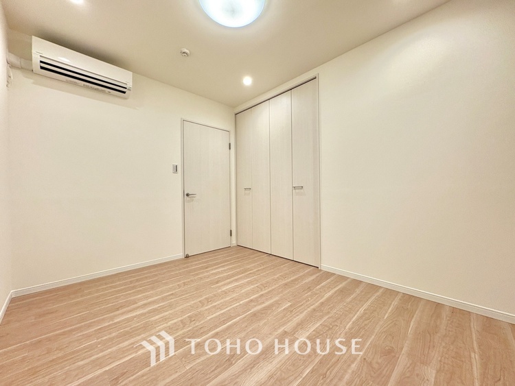 内装 【Kitchen】調理しながらもご家族のお顔が見れるカウンターキッチン。ついつい料理中お子様の様子が気になるもの。安心してお料理に取り組んでいただけます。会話だって自然とはずむはず。