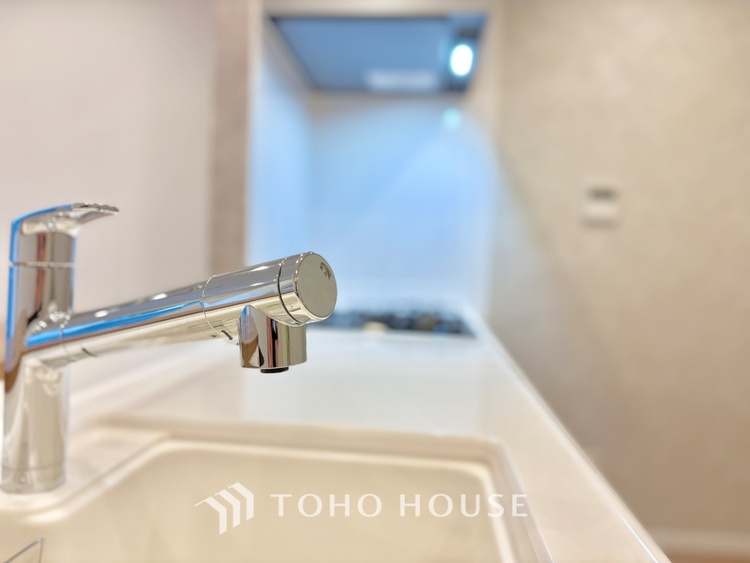 キッチン 【Kitchen】調理しながらもご家族のお顔が見れるカウンターキッチン。ついつい料理中お子様の様子が気になるもの。安心してお料理に取り組んでいただけます。会話だって自然とはずむはず。