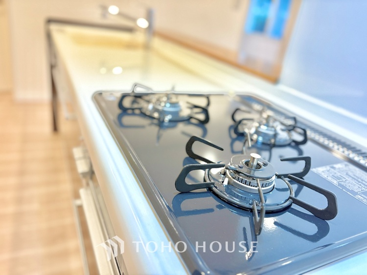 キッチン 【Kitchen】調理しながらもご家族のお顔が見れるカウンターキッチン。ついつい料理中お子様の様子が気になるもの。安心してお料理に取り組んでいただけます。会話だって自然とはずむはず。