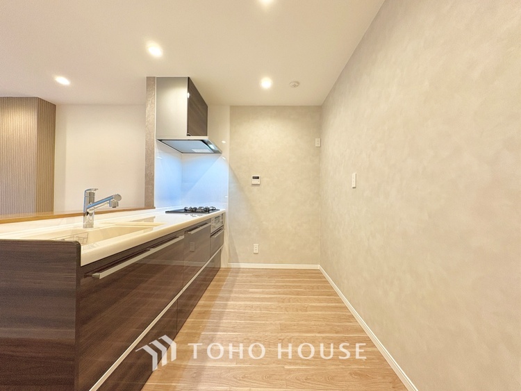 キッチン 【Kitchen】調理しながらもご家族のお顔が見れるカウンターキッチン。ついつい料理中お子様の様子が気になるもの。安心してお料理に取り組んでいただけます。会話だって自然とはずむはず。