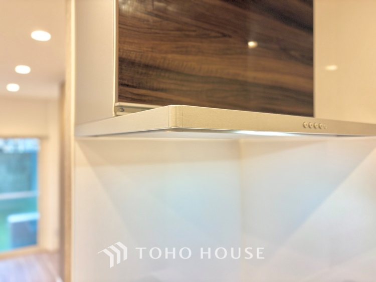 キッチン 【Kitchen】調理しながらもご家族のお顔が見れるカウンターキッチン。ついつい料理中お子様の様子が気になるもの。安心してお料理に取り組んでいただけます。会話だって自然とはずむはず。