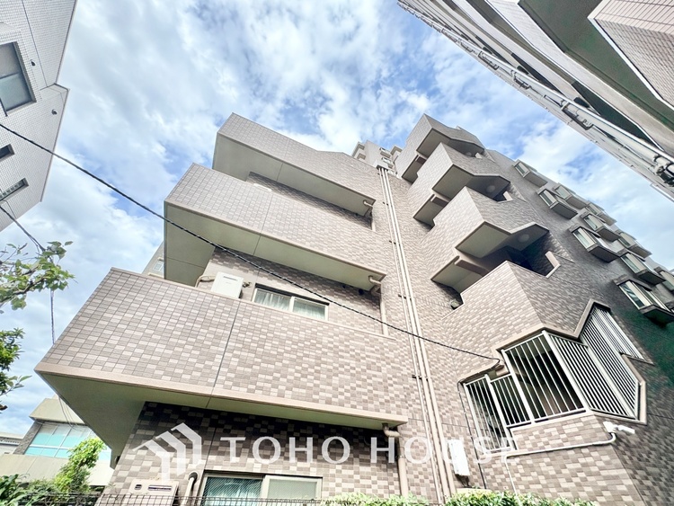 外観 ほんの少しのこだわり。ちょっとした色使いがその家がもつ雰囲気、趣（おもむき）を携え、暮らす家族や訪ねてくる友人・知人に新鮮な香りを運んできます。