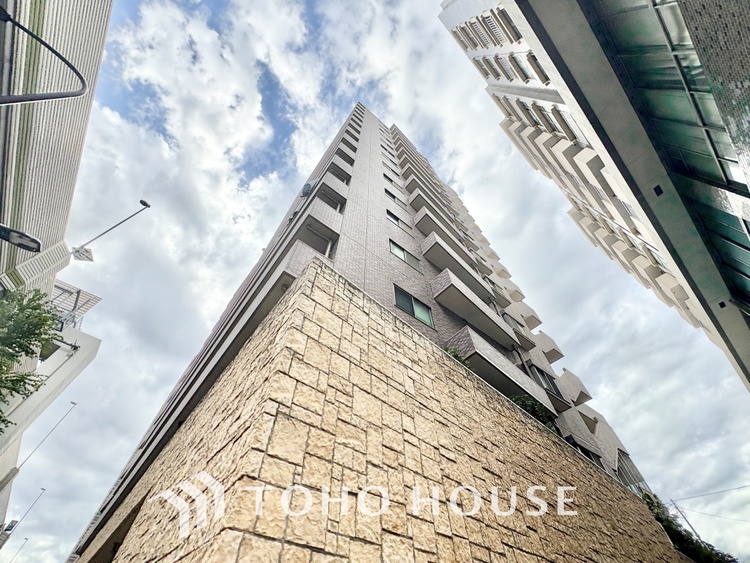 外観 ほんの少しのこだわり。ちょっとした色使いがその家がもつ雰囲気、趣（おもむき）を携え、暮らす家族や訪ねてくる友人・知人に新鮮な香りを運んできます。