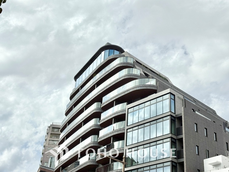 外観 ほんの少しのこだわり。ちょっとした色使いがその家がもつ雰囲気、趣（おもむき）を携え、暮らす家族や訪ねてくる友人・知人に新鮮な香りを運んできます。