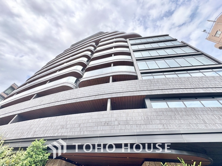 外観 ほんの少しのこだわり。ちょっとした色使いがその家がもつ雰囲気、趣（おもむき）を携え、暮らす家族や訪ねてくる友人・知人に新鮮な香りを運んできます。