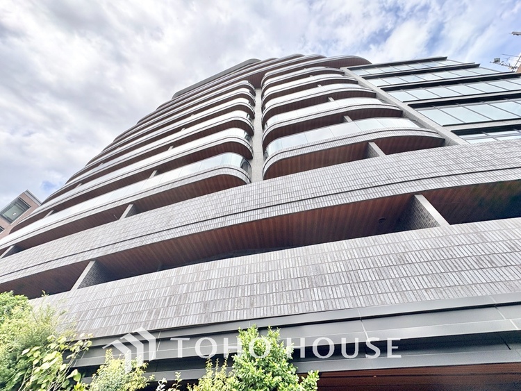 外観 ほんの少しのこだわり。ちょっとした色使いがその家がもつ雰囲気、趣（おもむき）を携え、暮らす家族や訪ねてくる友人・知人に新鮮な香りを運んできます。