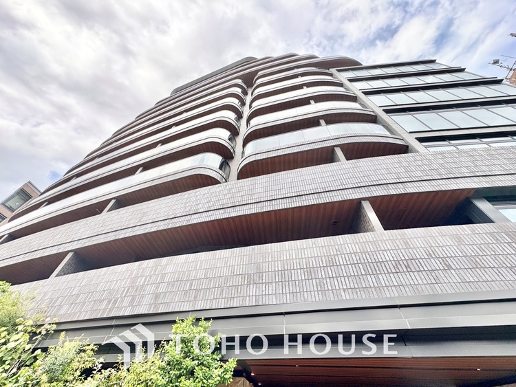 外観 ほんの少しのこだわり。ちょっとした色使いがその家がもつ雰囲気、趣（おもむき）を携え、暮らす家族や訪ねてくる友人・知人に新鮮な香りを運んできます。