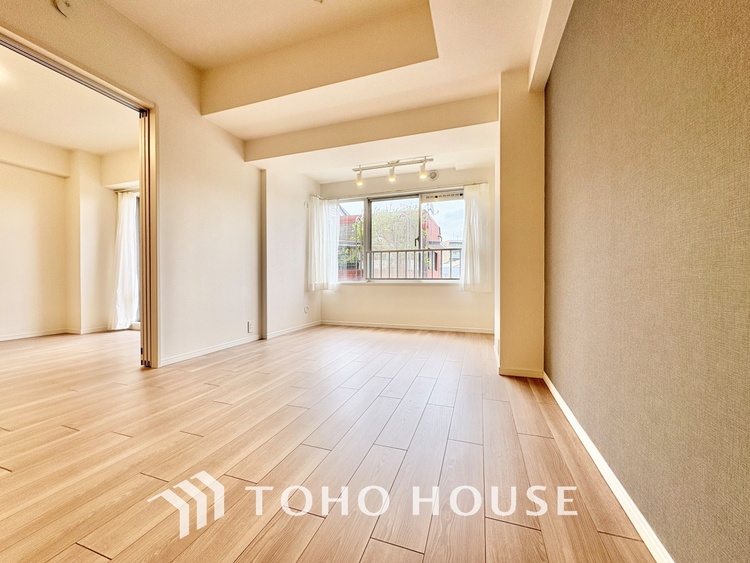 内装 ここにはみんなが集い、食事と楽しい会話が始まる。話に夢中になりすぎて、ついつい時を忘れ夜半過ぎになってしまう。そんな束の間の幸せを感じさせてくれる場所でありたい。