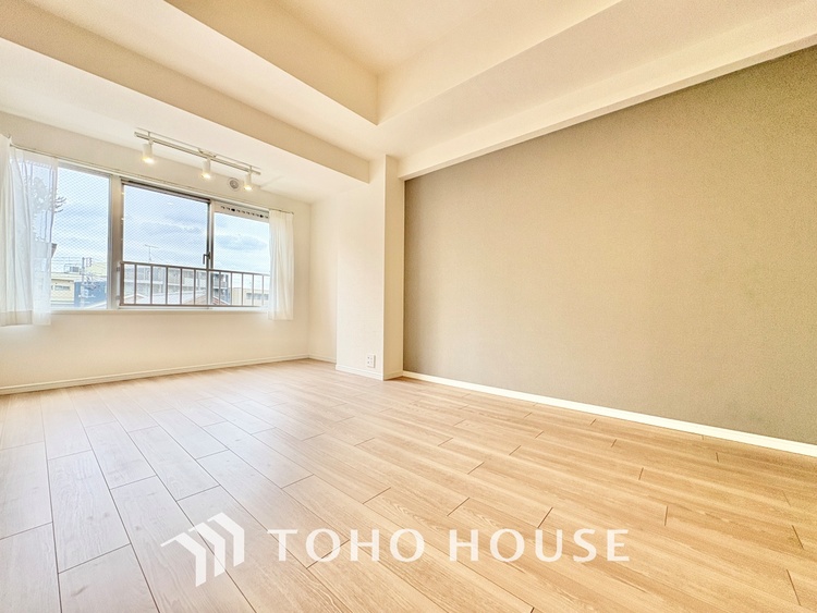 内装 【Living】ここにはみんなが集い、食事と楽しい会話が始まる。話に夢中になりすぎて、ついつい時を忘れ夜半過ぎになってしまう。そんな束の間の幸せを感じさせてくれる場所でありたい。