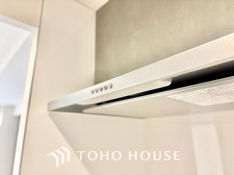 キッチン 【Kitchen】調理しながらもご家族のお顔が見れるカウンターキッチン。ついつい料理中お子様の様子が気になるもの。安心してお料理に取り組んでいただけます。会話だって自然とはずむはず。