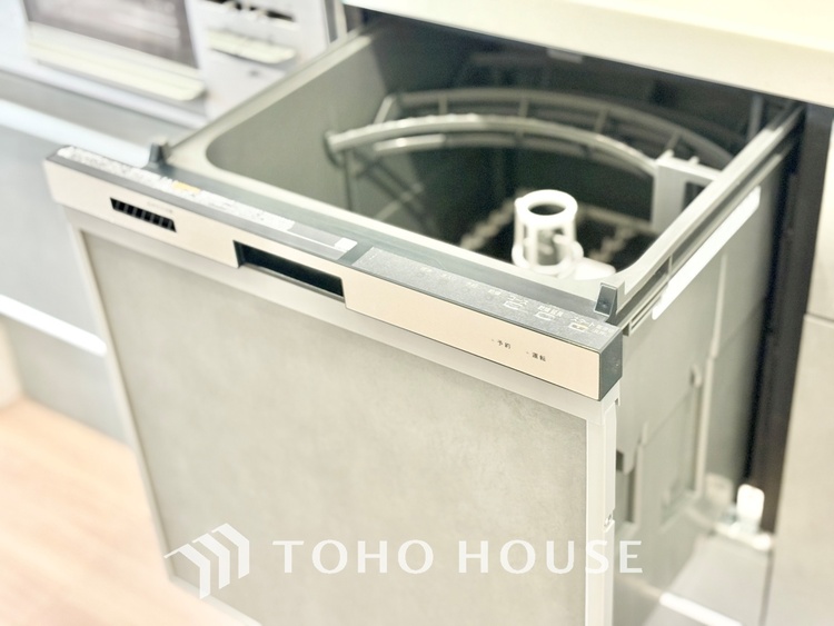 キッチン 【Kitchen】調理しながらもご家族のお顔が見れるカウンターキッチン。ついつい料理中お子様の様子が気になるもの。安心してお料理に取り組んでいただけます。会話だって自然とはずむはず。