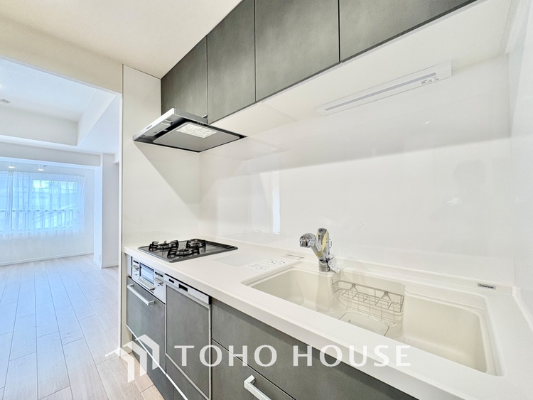 キッチン 【Kitchen】調理しながらもご家族のお顔が見れるカウンターキッチン。ついつい料理中お子様の様子が気になるもの。安心してお料理に取り組んでいただけます。会話だって自然とはずむはず。