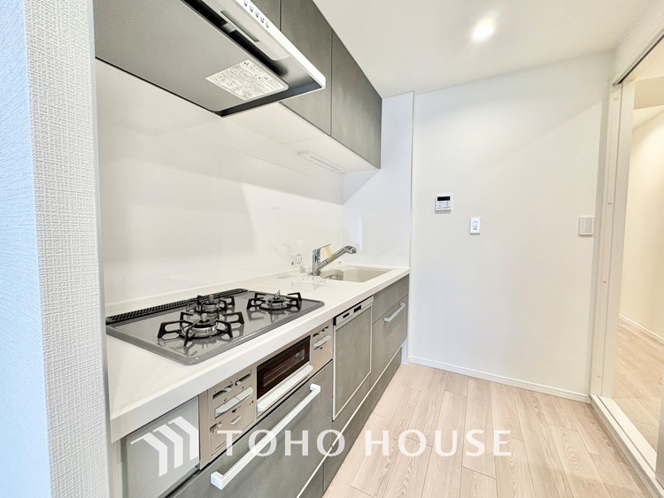 キッチン 【Kitchen】調理しながらもご家族のお顔が見れるカウンターキッチン。ついつい料理中お子様の様子が気になるもの。安心してお料理に取り組んでいただけます。会話だって自然とはずむはず。