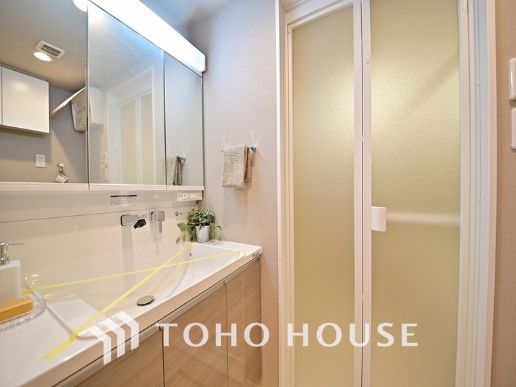 洗面 新規設置の洗面化粧台。収納豊富で使い勝手の良い3面鏡です