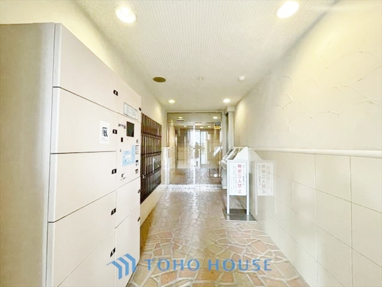 エントランス ◆木漏れ日◆の様な採光が優しく足元を照らし、心地いい暮らしの道しるべを写し出す。この空間で過ごす家族との語らいの時間がとても素敵で幸せを感じるかもしれない。