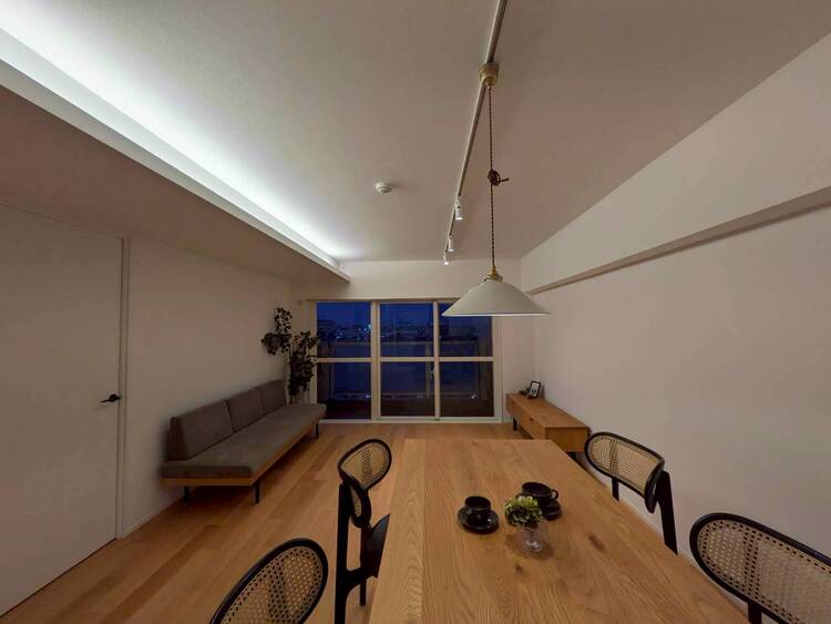 居間 落ち着いた雰囲気に包まれて、伸びやかな空間。