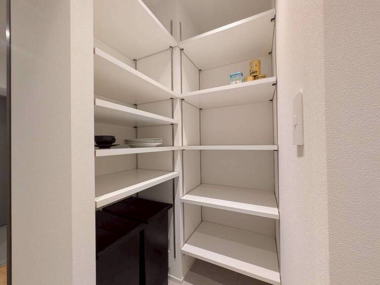 収納 家電やスーツケース、ストック品など何でも片付く嬉しい空間です。