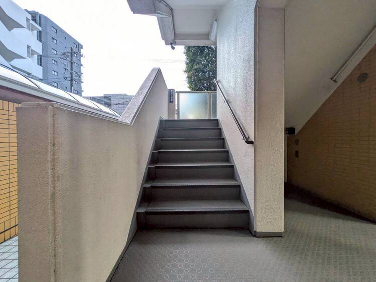 設備 共用部の階段です。明るく清潔に管理されています。