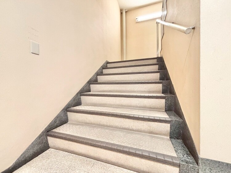 設備 共用部の階段です。明るく清潔に管理されています。