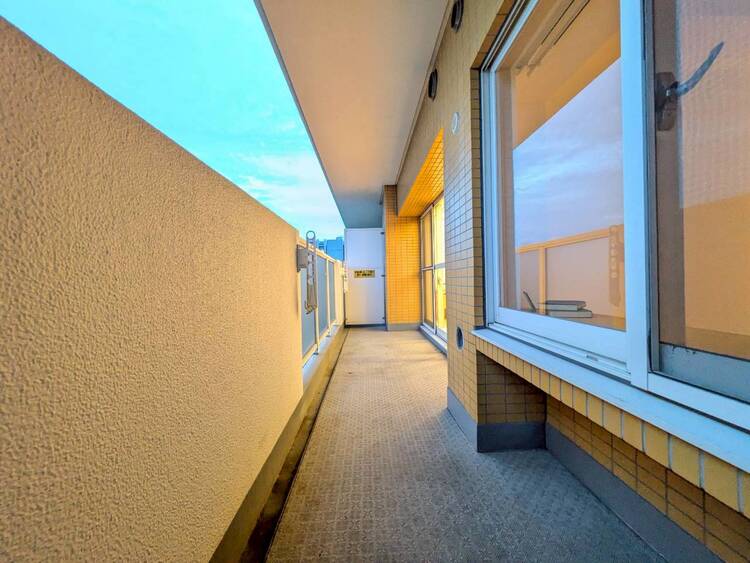 バルコニー 朝の澄んだ空気や、夕方に吹く清々しい風を感じられるバルコニー。